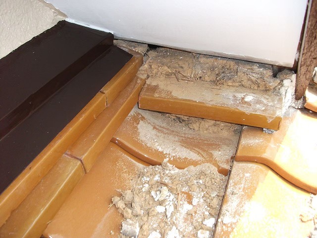 屋根と壁の取り合い部分の漆喰